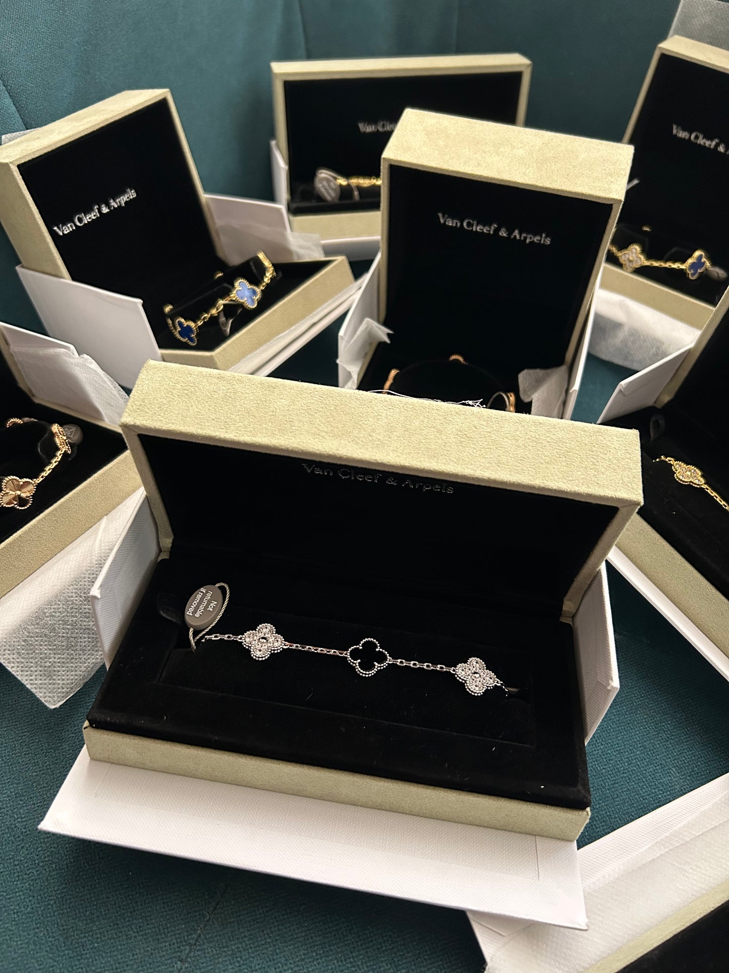 Pulso tipo VC Plata .925 baño en oro 18k plateado con negro