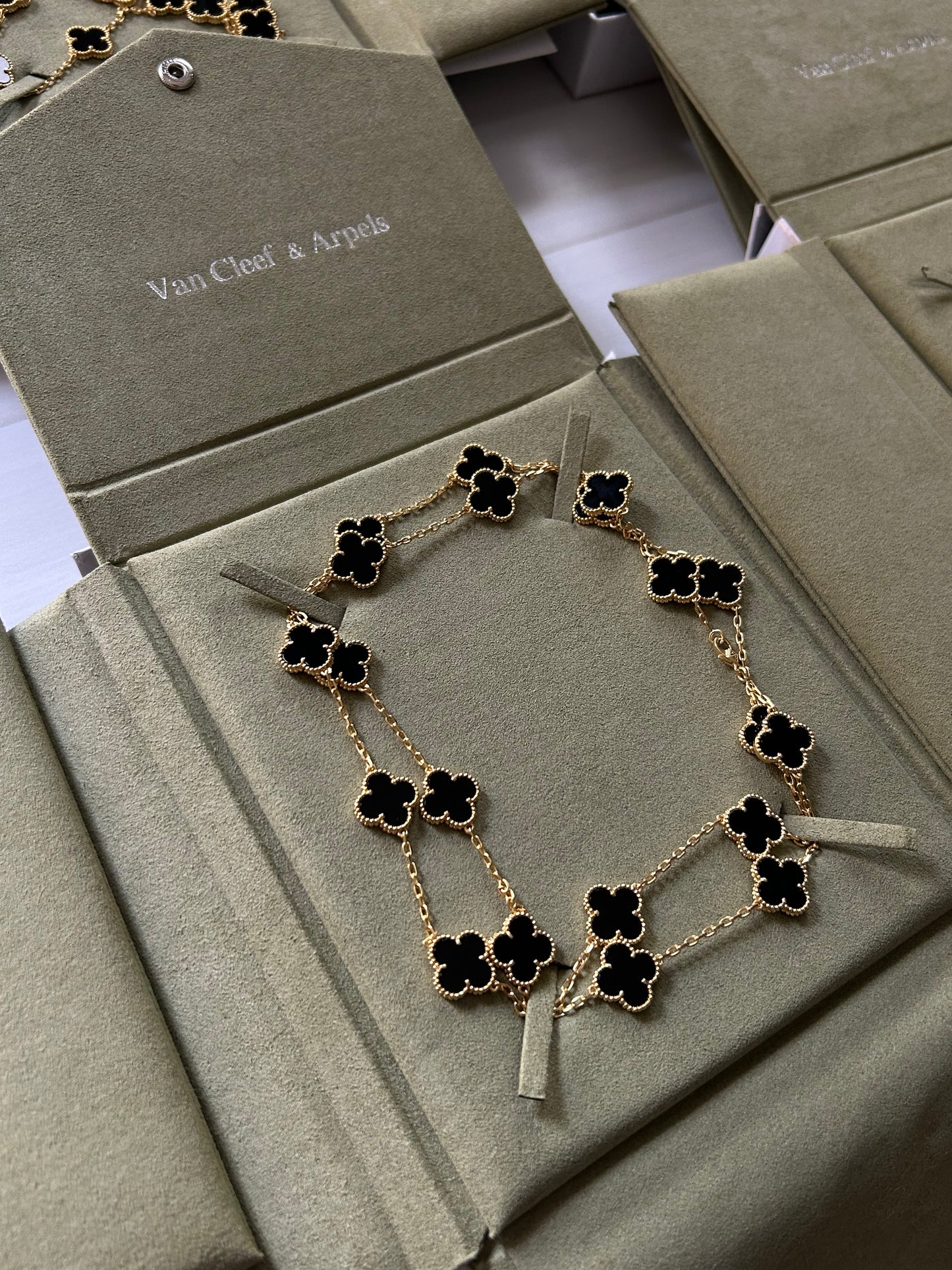 Collar largo tipo VC Plata .925 baño en oro 18k dorado con negro