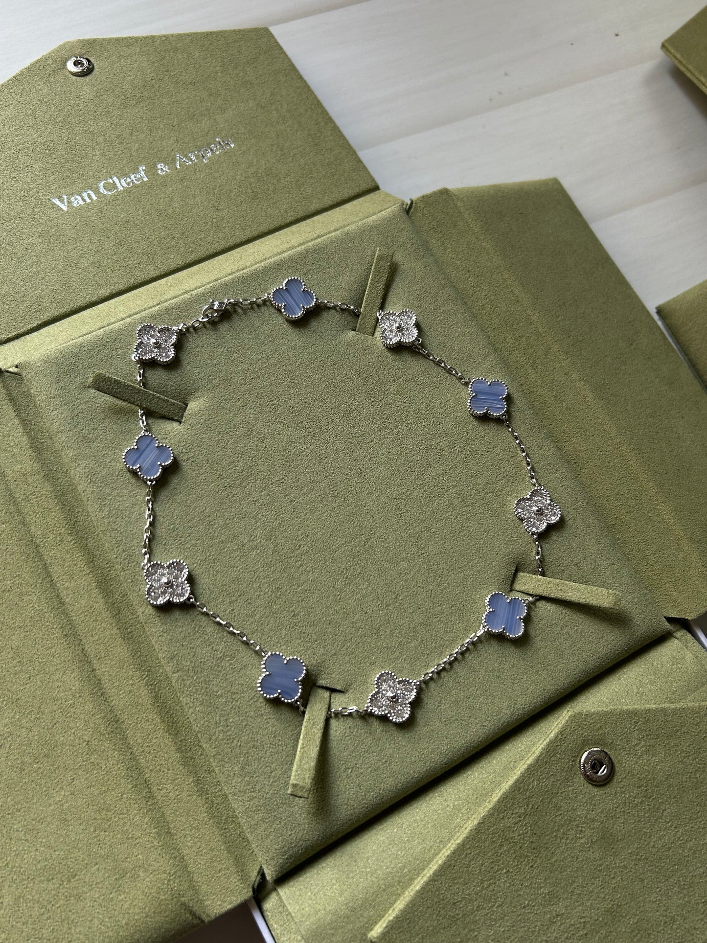 Collar corto tipo VC Plata .925 baño en oro 18k plateado con azul cielo