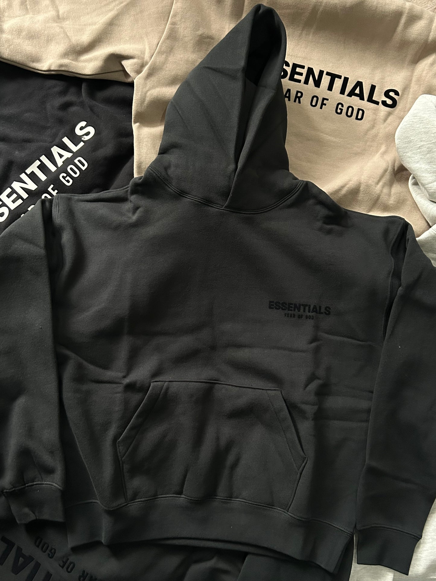 Hoodie ESSENTIALS SS22 negra