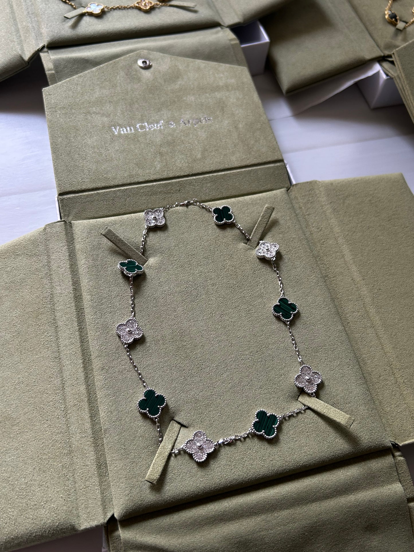 Collar corto tipo VC Plata .925 baño en oro 18k plateado con verde