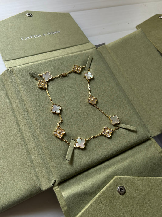 Collar corto tipo VC Plata .925 con baño en oro 18k dorado con blanco